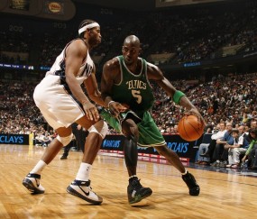 开云官网-绿茵场上的争冠烽火，篮球馆内的终结时刻—竞技体育的宿命对决