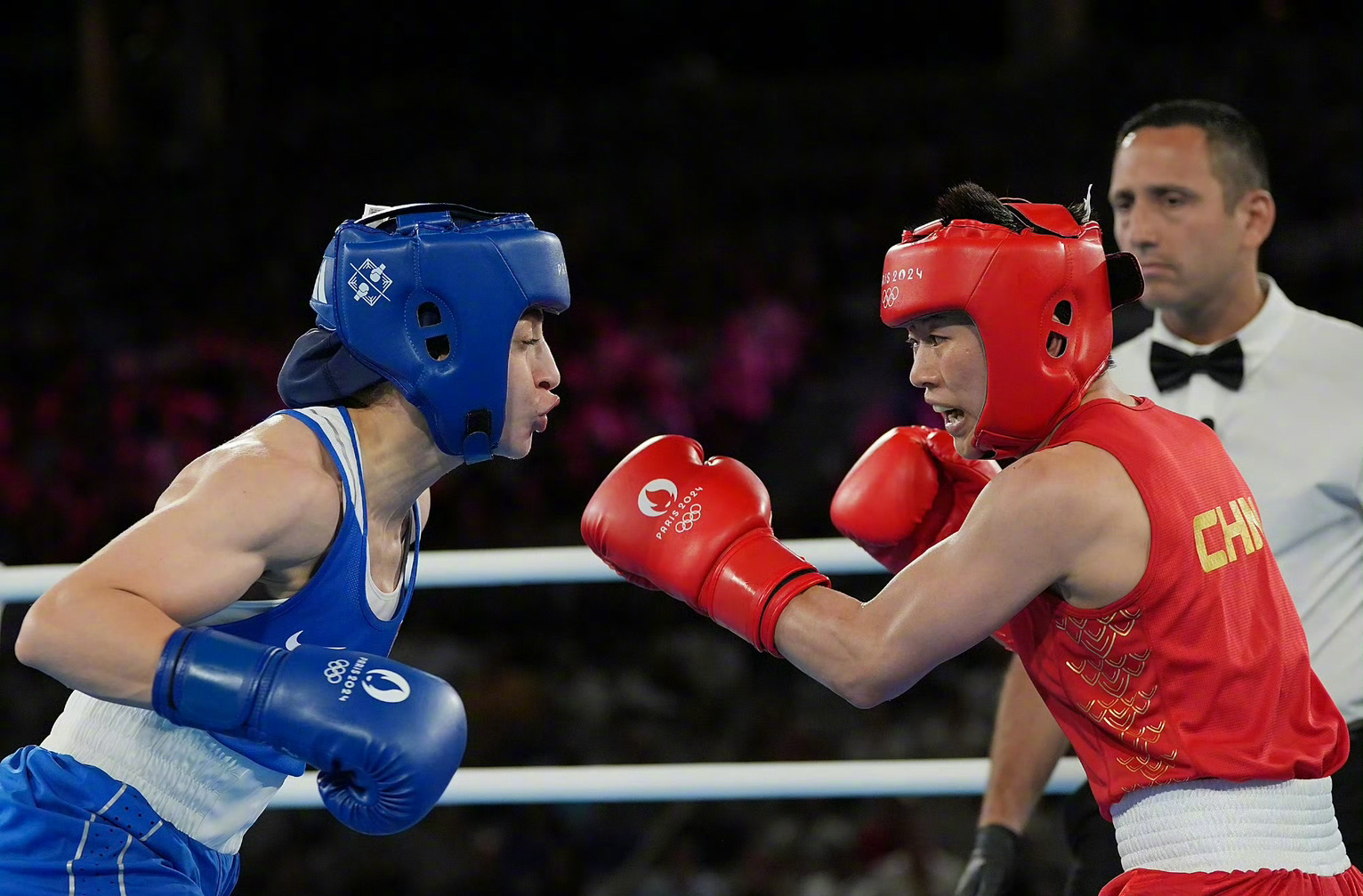 拳击比赛：选手实力对决，胜负难料