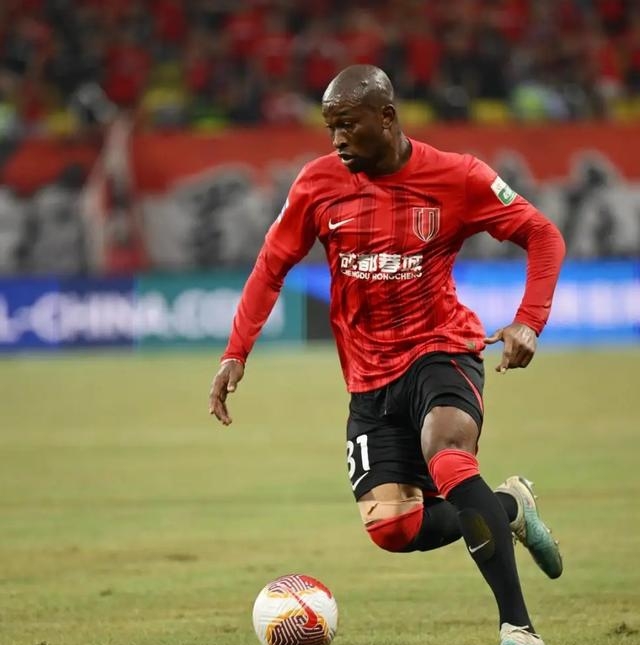 曼城再获四连胜，继续领跑榜首