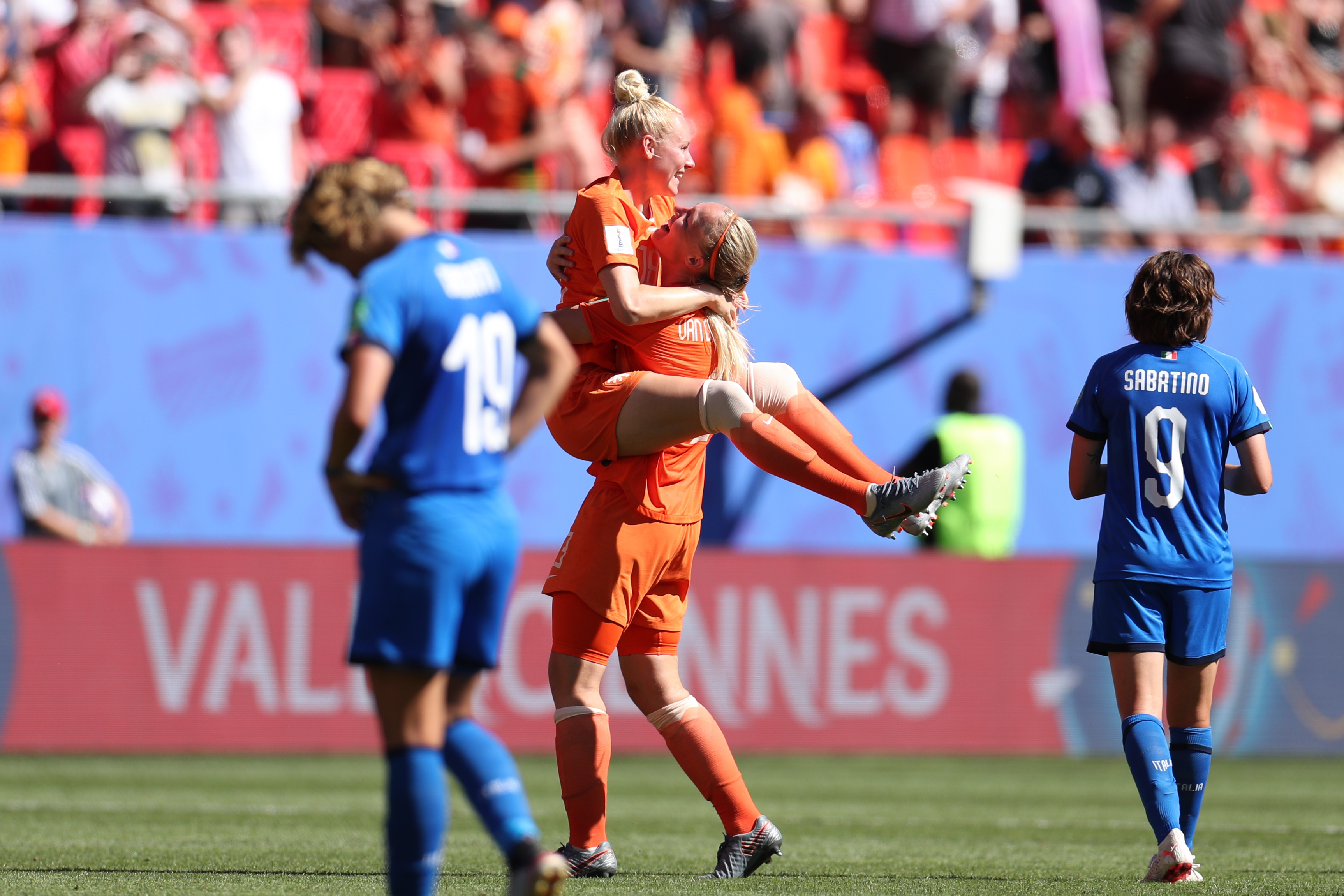 瓦朗谢纳将对决里昂,硬碰硬的对决 瓦朗谢纳将对决里昂,硬碰硬的对决