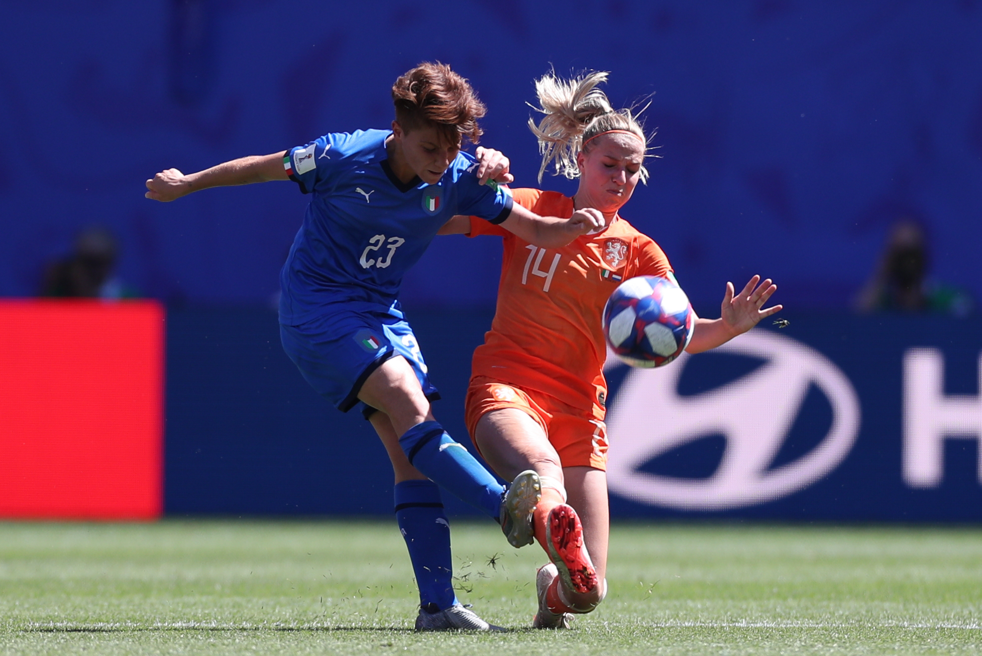 瓦朗谢纳将对决里昂,硬碰硬的对决 瓦朗谢纳将对决里昂,硬碰硬的对决